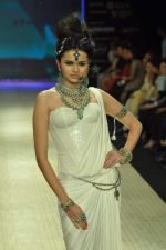 Model walks the ramp for Amrapali Jewels Pvt Ltd at IIJW Day 1 on 19th Aug 2012 (18).JPG